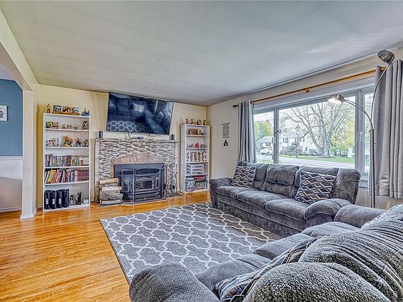 4th image of 28 Gary Dr