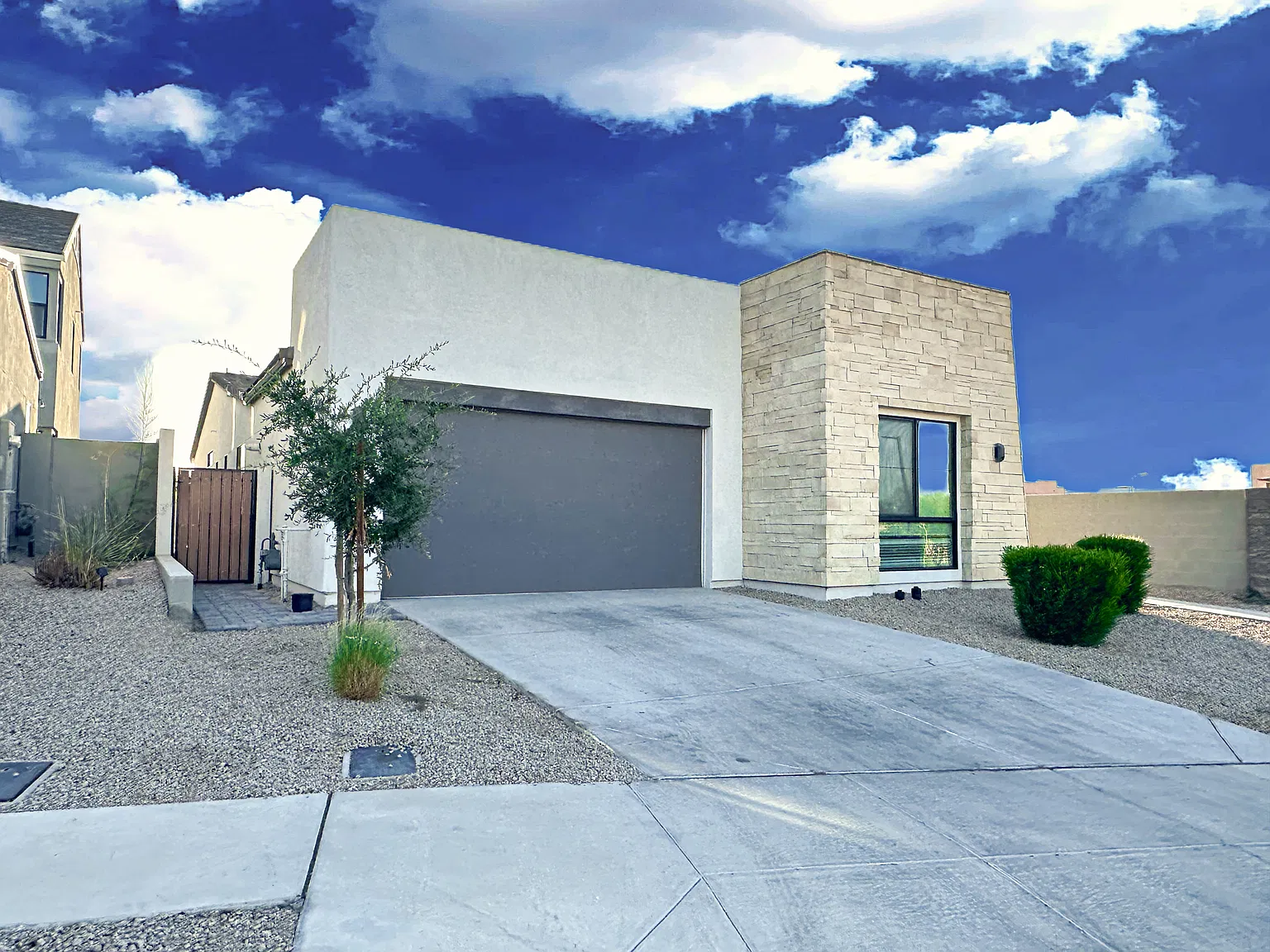 4 bed, 3.5 bath, 2386 sqft, $2,999 — Photo 2