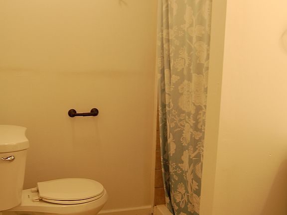 Lower level 3/4 bathroom