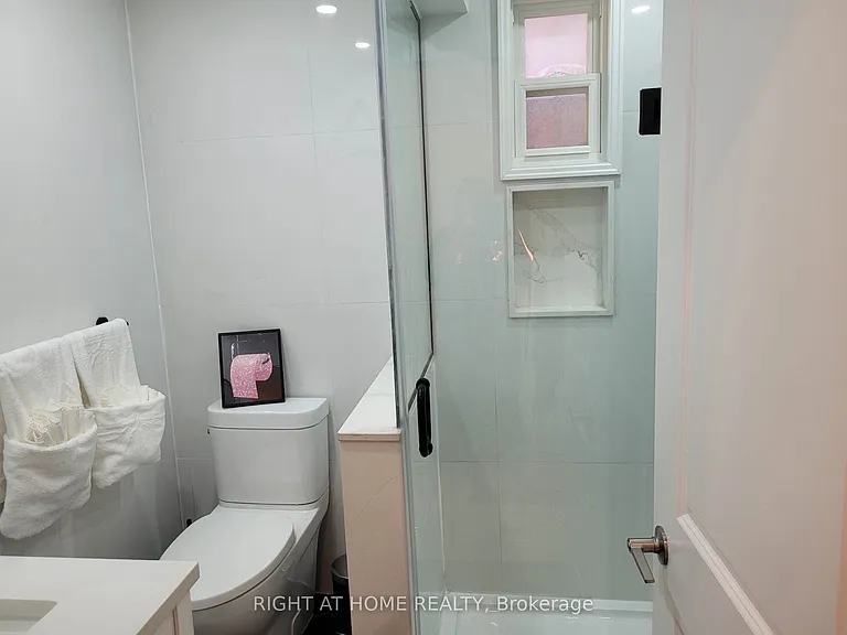 1054 Dufferin St #2 — Photo 12