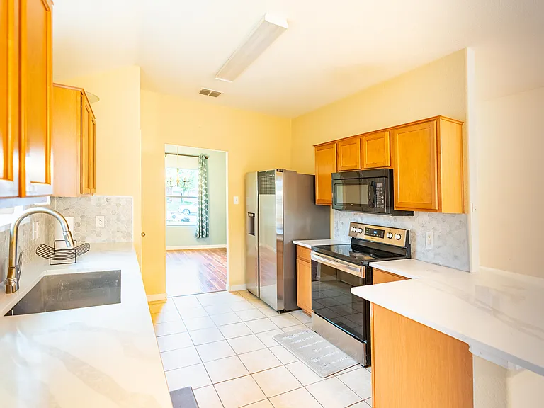 1906 Castaway Dr — Photo 10