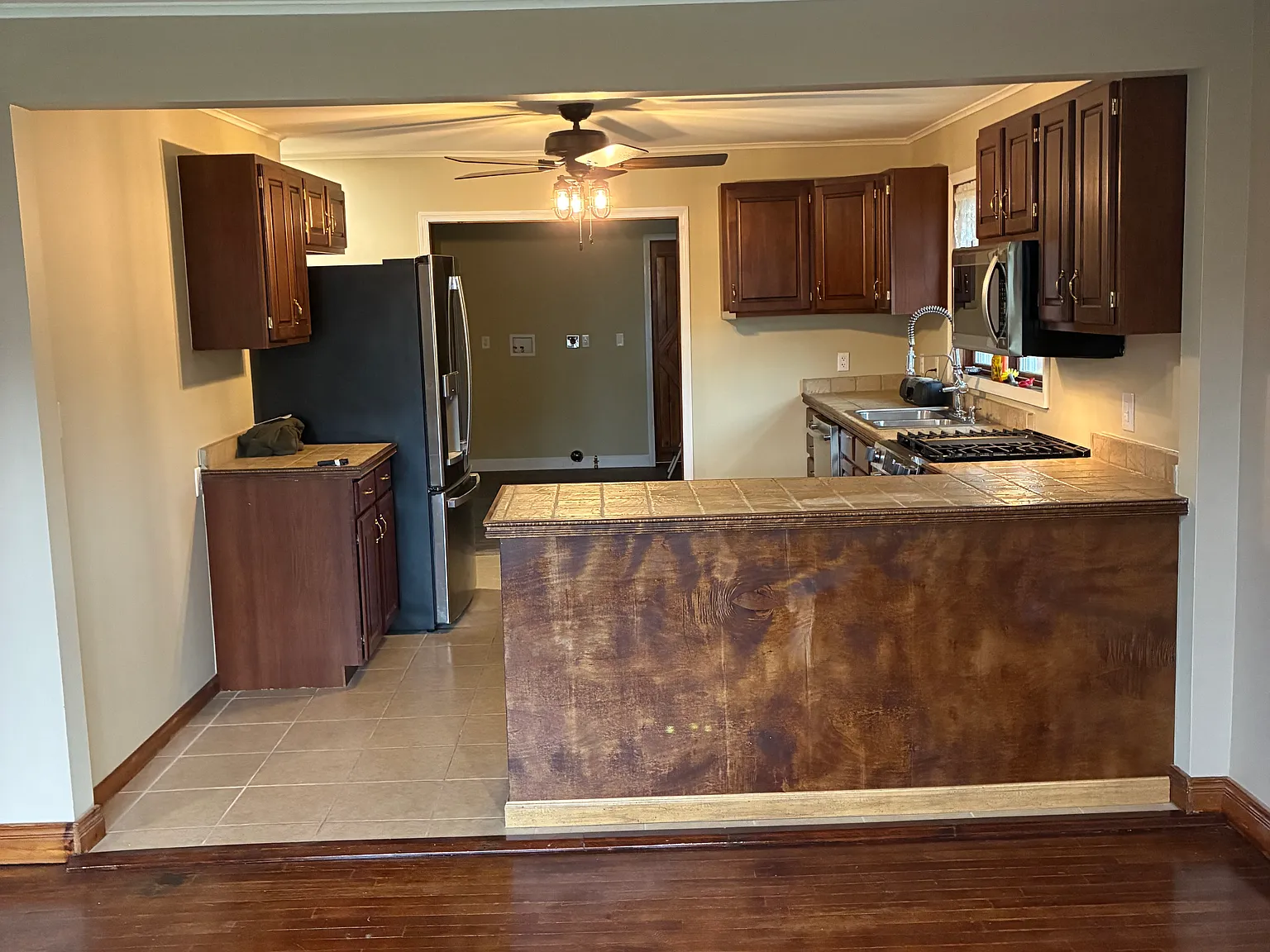 3 bed, 3.5 bath, 2636 sqft, $2,300 — Photo 4