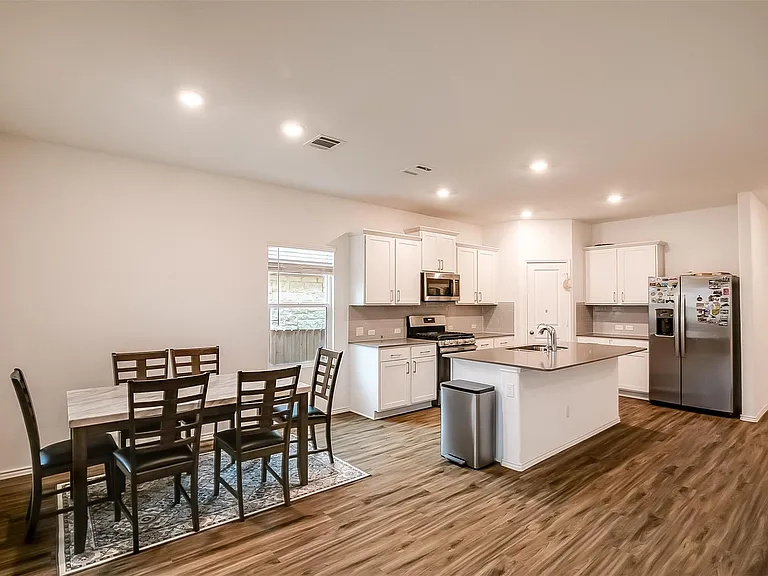 1024 Bluewood Bnd — Photo 11