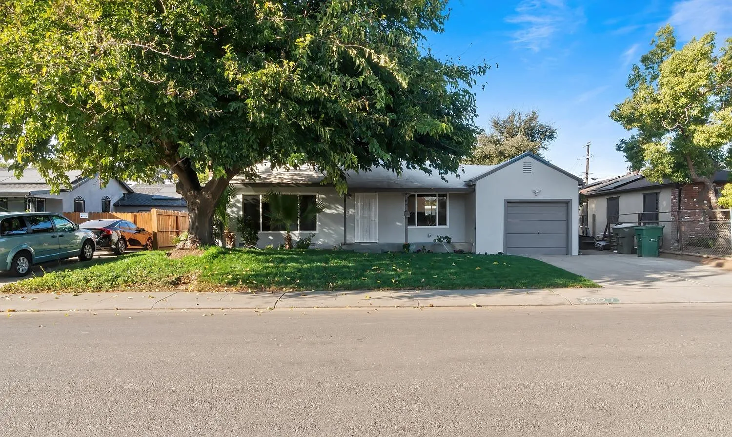 2427 E Oak St photo 1