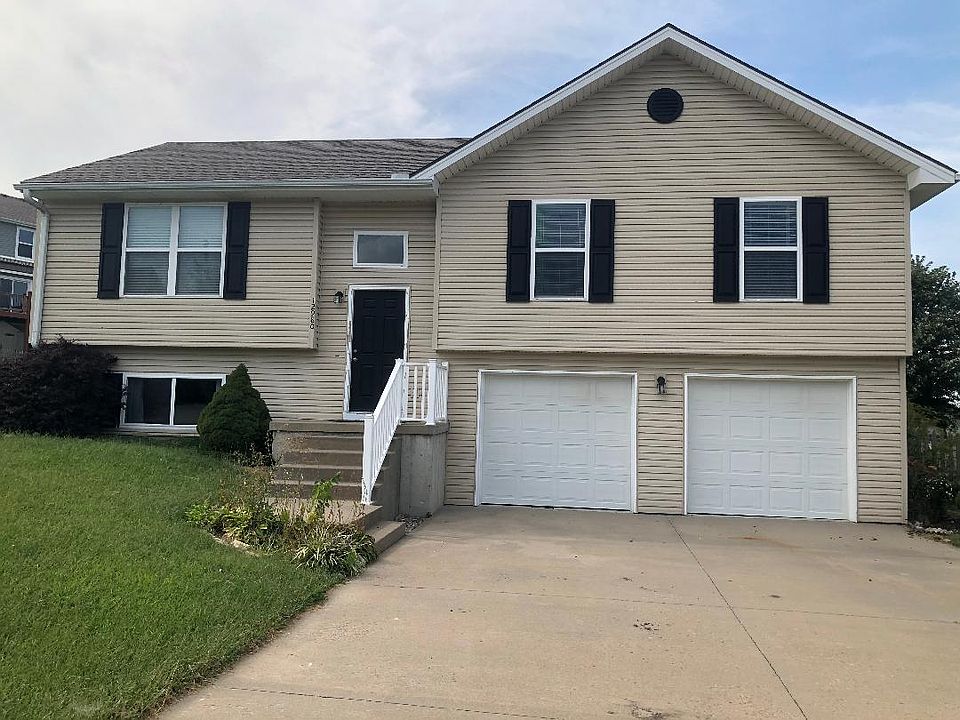 Vinyl Siding Split Entry Home in Hills of Oakmont Quiet Cul De Sac Street