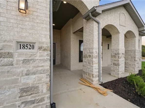 18520 W 195th St, Spring Hill, KS 66083