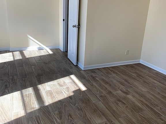 4th image of 733 Burns St APT 1