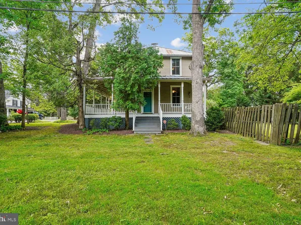 16 Maple Ave, Washington Grove, MD 20880