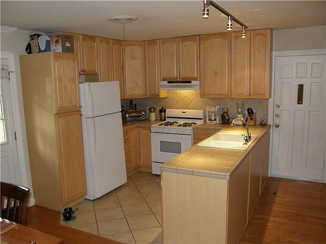 1st image of 411 Brockwell Ave