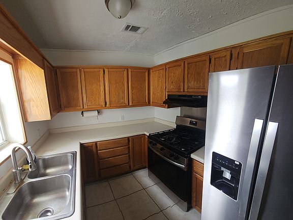 4th image of 221 Edison Dr