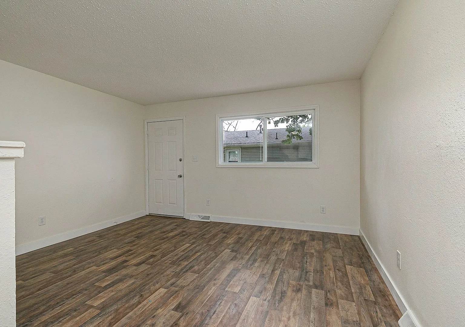 1 Bedroom | 1 Bathroom | Apartment | Located In the Heart of Downtown and Near Campus's — Photo 4