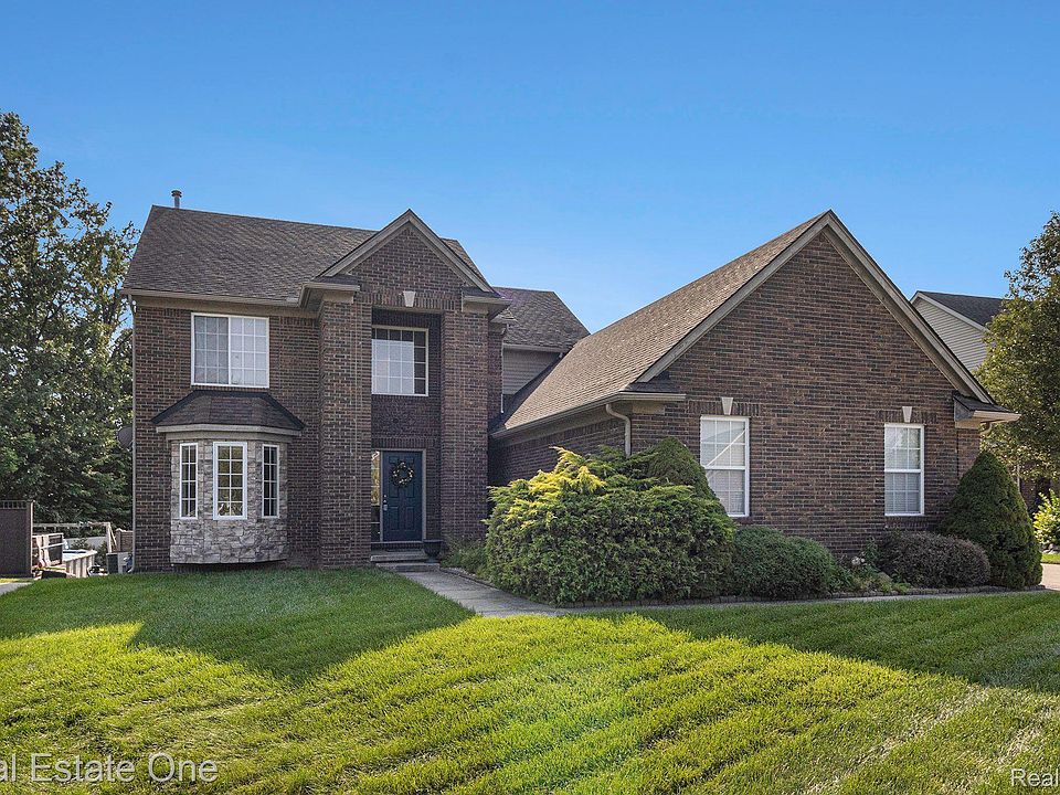 1st image of 28356 Greenlawn Dr