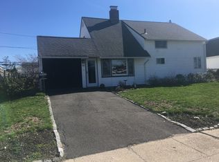 30 Pelican Rd, Levittown, NY 11756