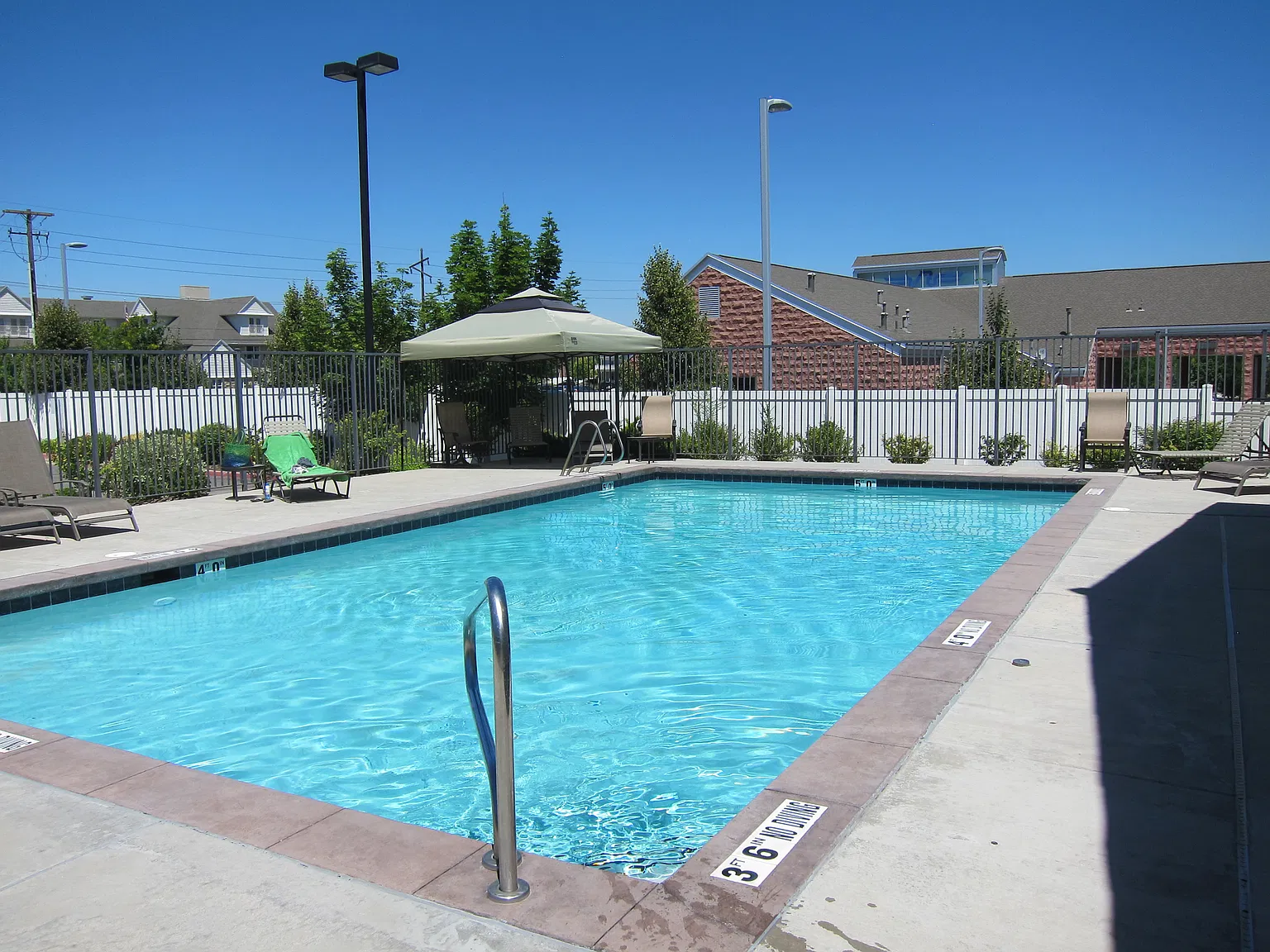 2 bed, 2.5 bath, 1800 sqft, $2,450 — Photo 3