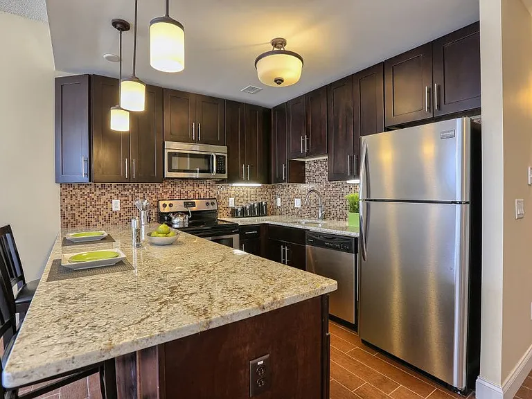 Executive House Apartments — Photo 8