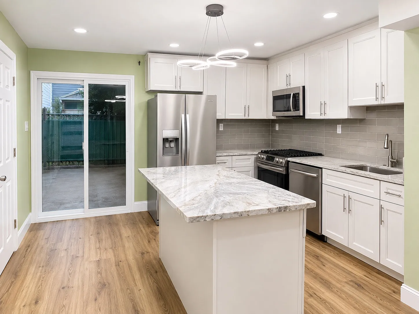 3 bed, 1296 sqft, $2,450 — Photo 4