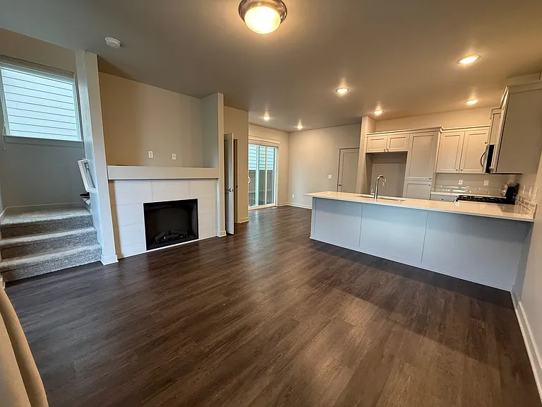 2366 NE Victor Pl — Photo 2