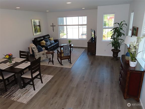 4th image of 1006 NW Highgarden Drive