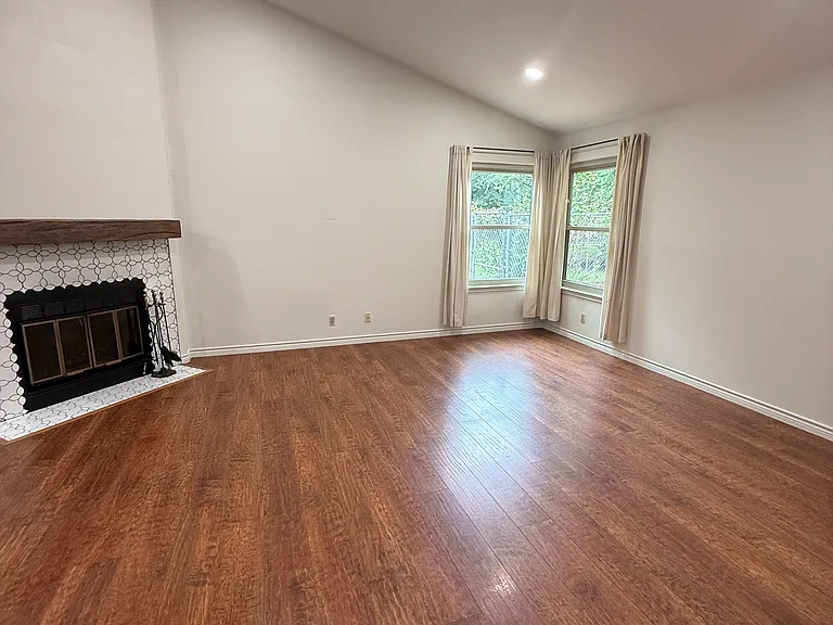 1104 Brookside Cv — Photo 2