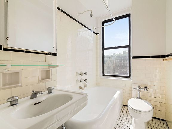 5th image of 301 E 21st St APT 8D
