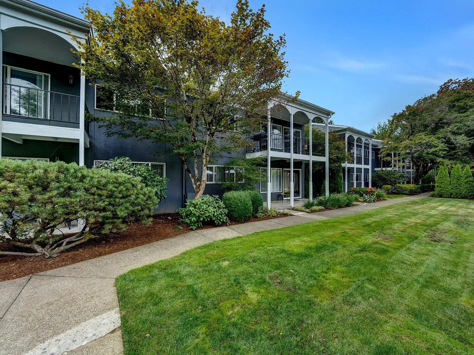 Sunset Station Apartments — Photo 2