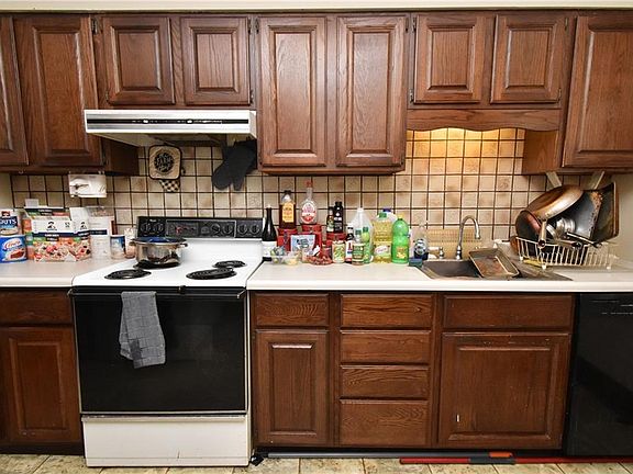 3rd image of 89 Montrose Ave