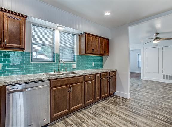 3rd image of 712 Baker St