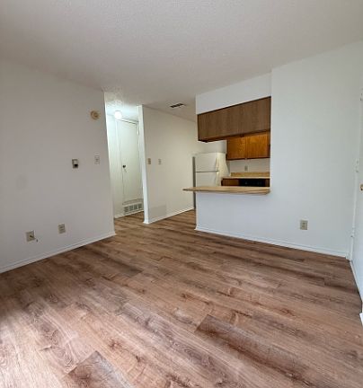 2nd image of 1075 W Vanderbilt St #125