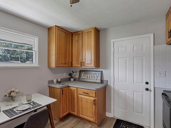 5th image of 3136 Parsons Ave