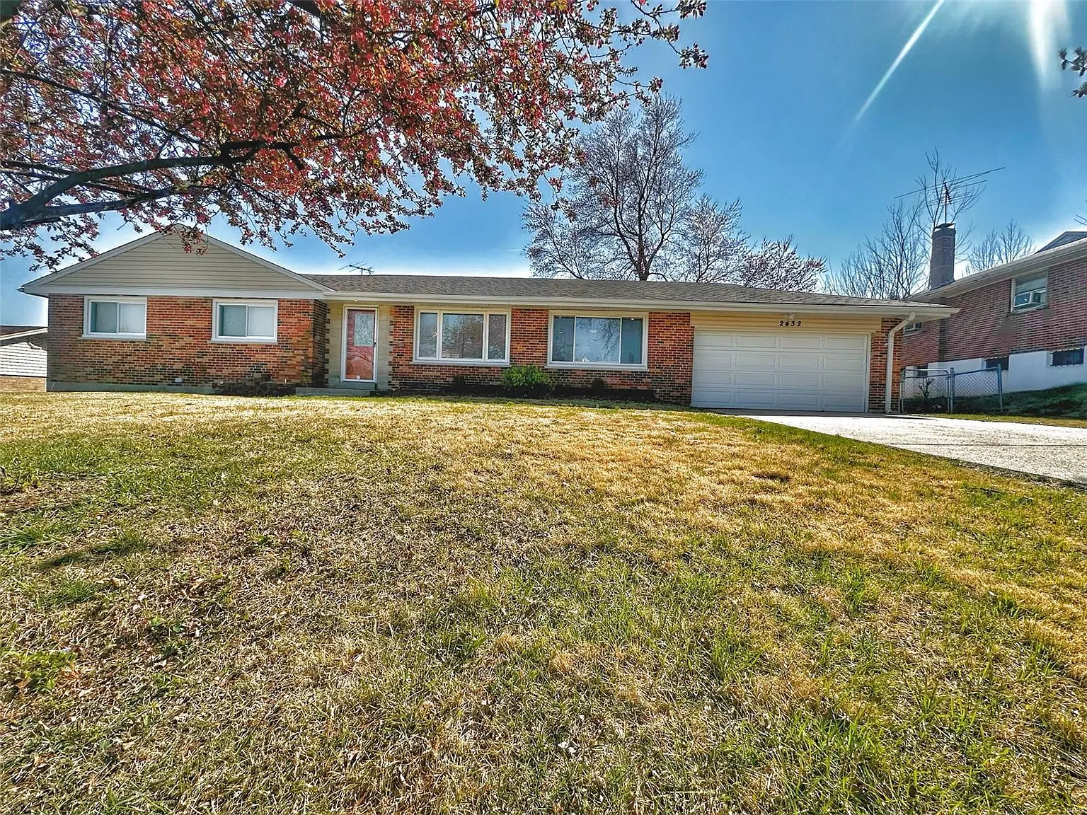 2432 Caverhill Dr photo 1