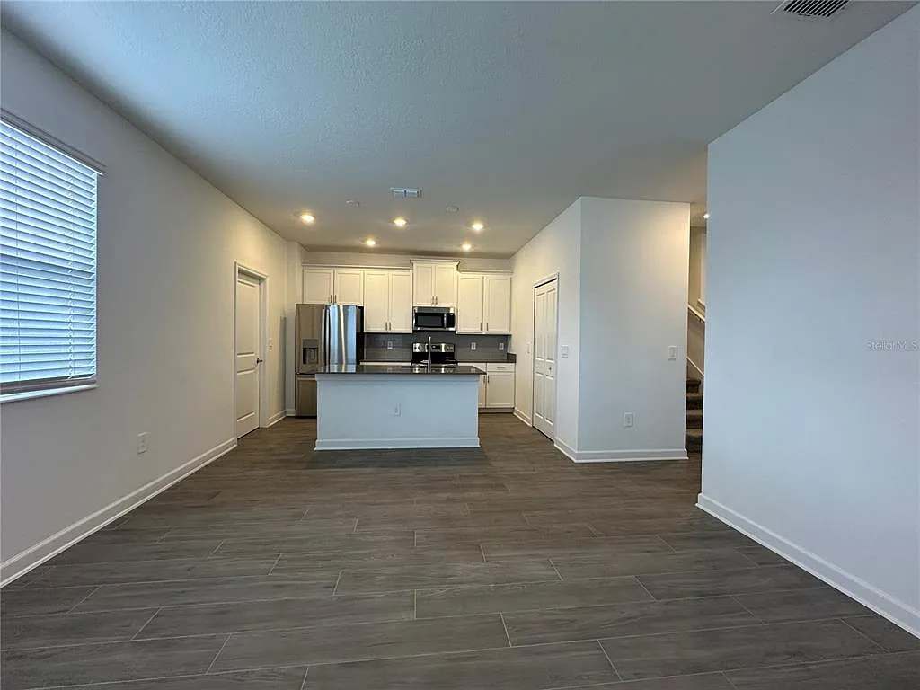 3 bed, 2.5 bath, 1755 sqft, $2,400 — Photo 4