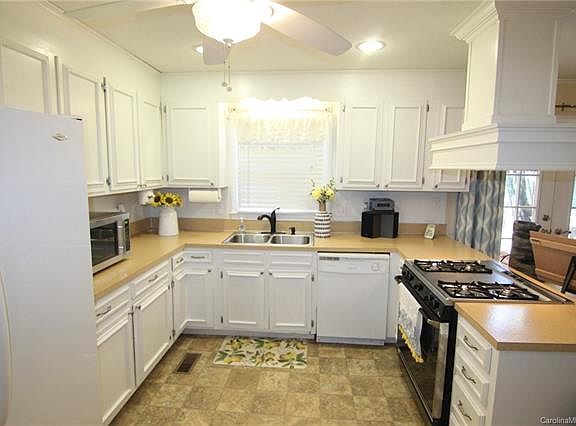 4th image of 2247 Helen Dr