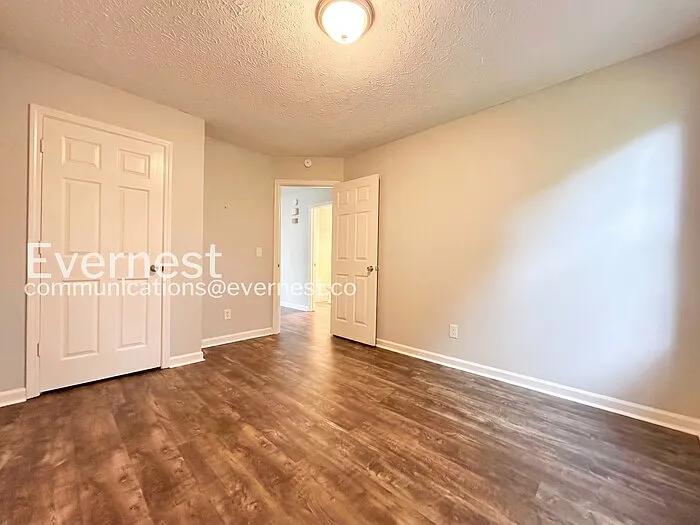 1336 Yorkshire Ln — Photo 11