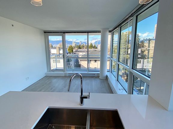 2nd image of 2975 Oak St #501