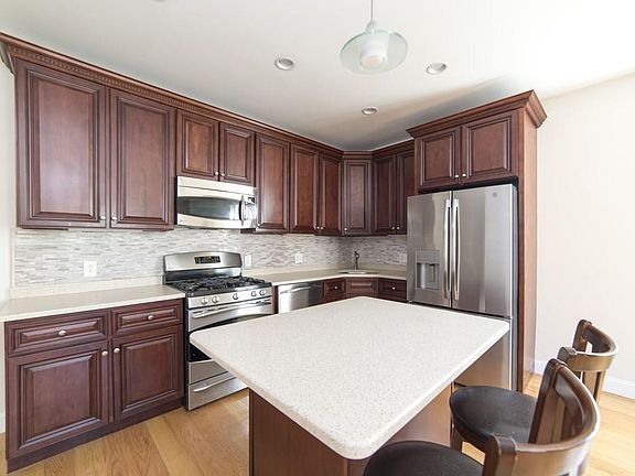 4th image of 35 Coffey St Unit 2