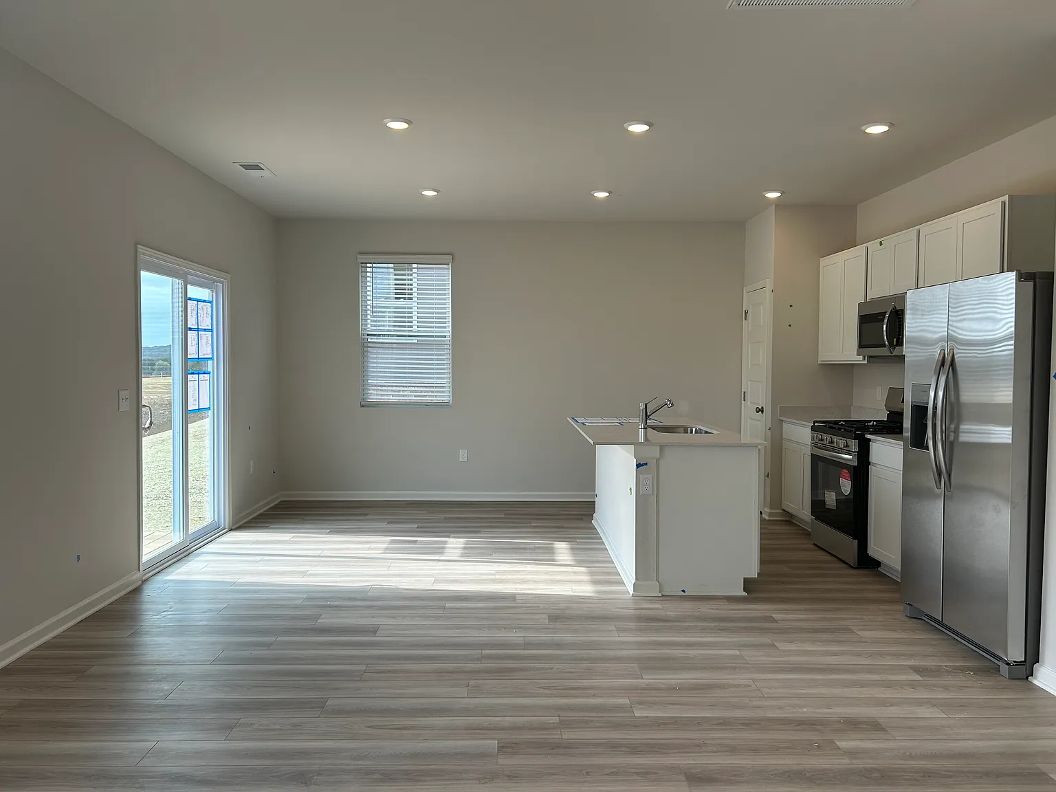 4 bed, 2.5 bath, 1828 sqft, $3,000 — Photo 2