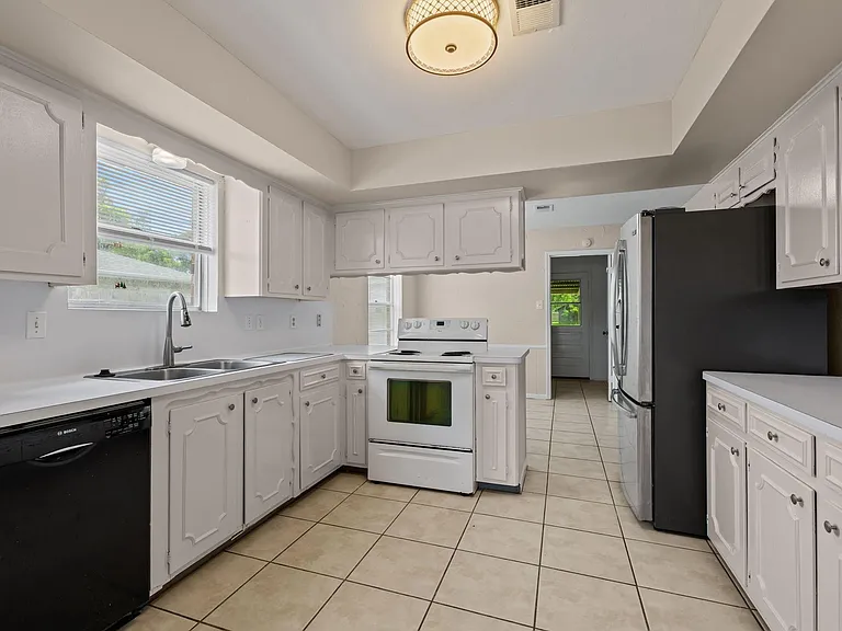 120 Texas Ave — Photo 12