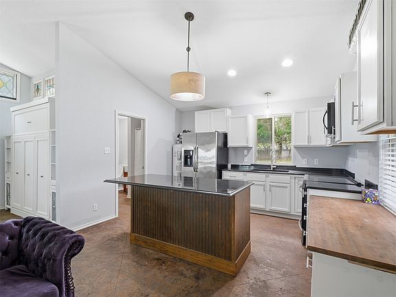 4th image of 542 W Lake Dr