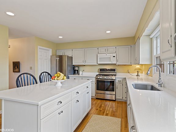 3rd image of 950 Wheaton Oaks Dr