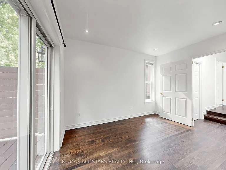 68 Macpherson Ave — Photo 30