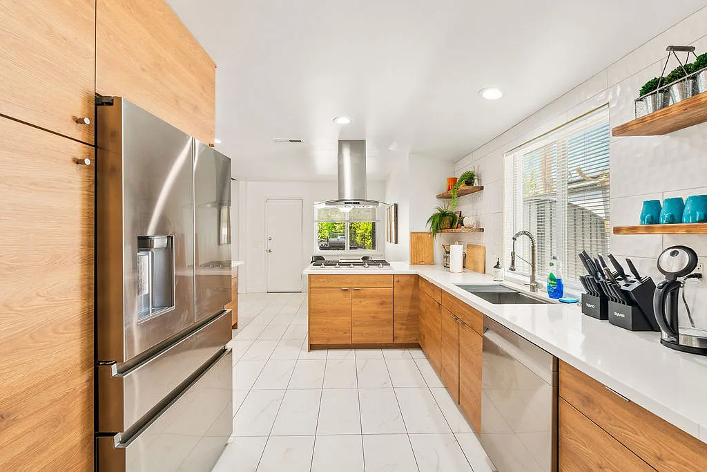 4 bed, 3.5 bath, 2748 sqft, $8,000 — Photo 4