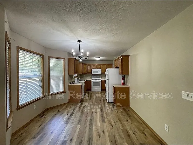 3 bed, 2.0 bath, 1602 sqft, $1,680 — Photo 3