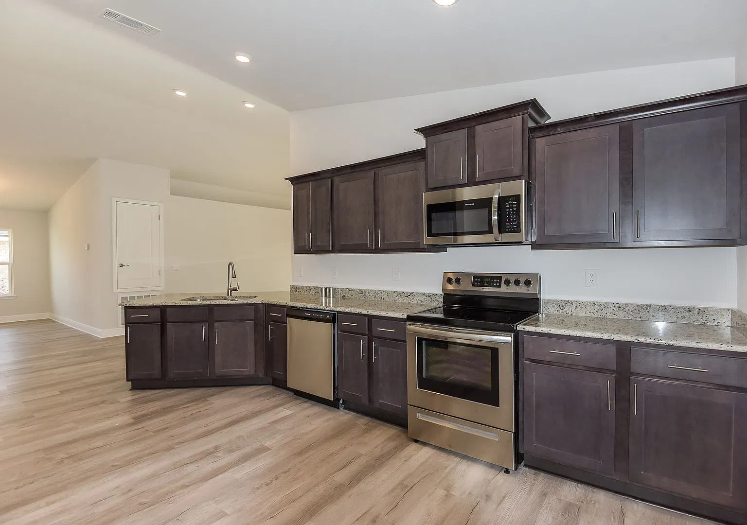 4 Bedroom/2 Bath — Photo 4