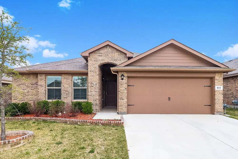 3 bed, 2.0 bath, 1457 sqft, $2,215 — Photo 1