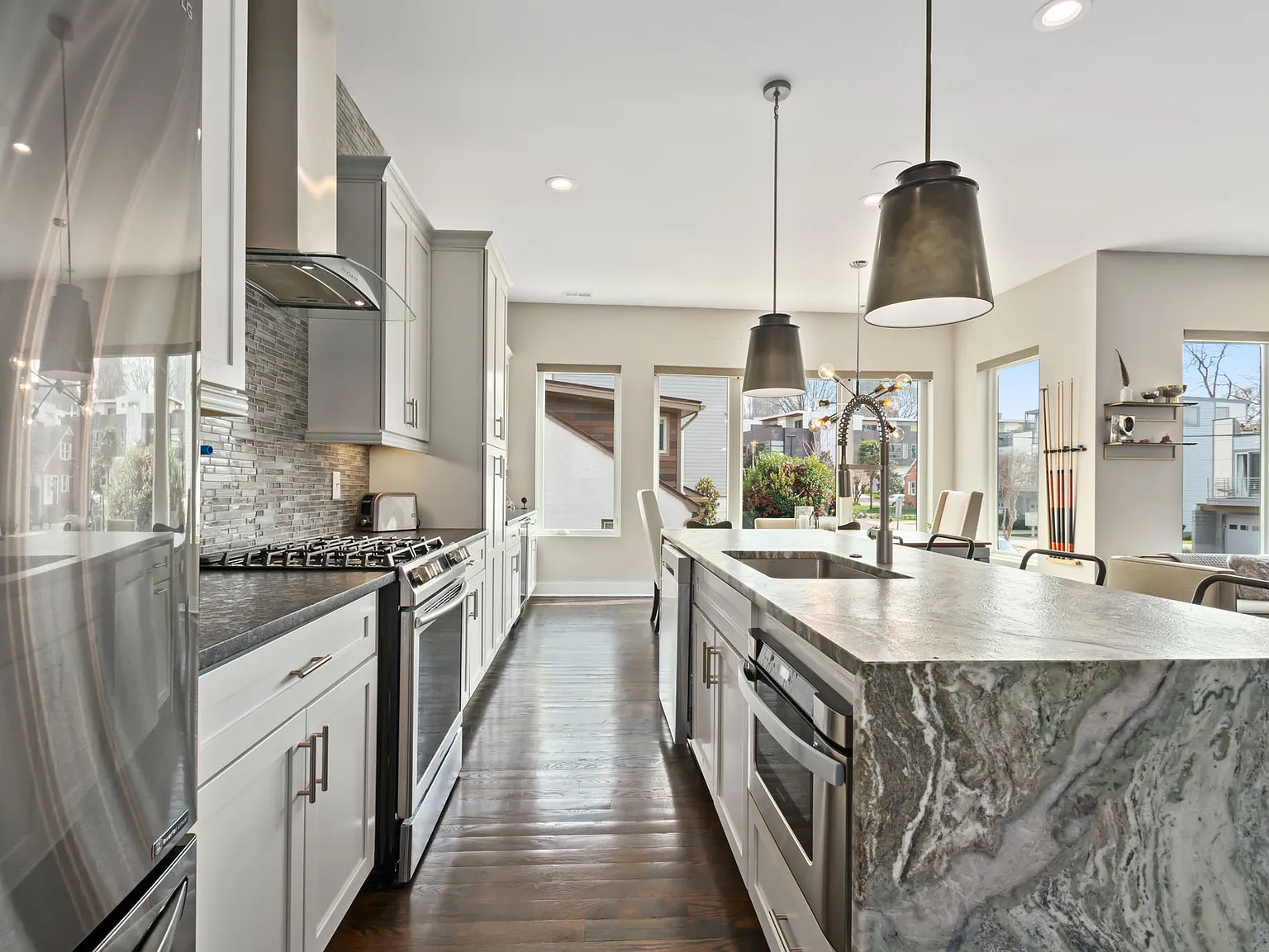 3 bed, 3.5 bath, 2366 sqft, $5,650 — Photo 2