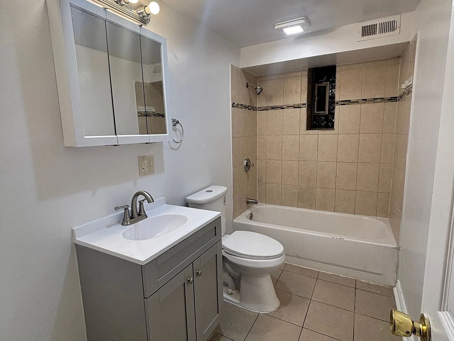 Legal 3 Bedroom, 1Bath basement /garden unit in the Hermosa Neighborhood. — Photo 2