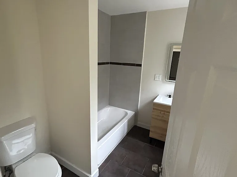 1 Wayne Ave #5 — Photo 1