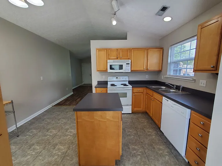 204 Lucille Dr — Photo 24