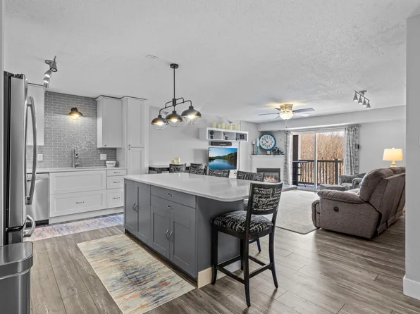 1321 Lake Dr #216, Chanhassen, MN 55317