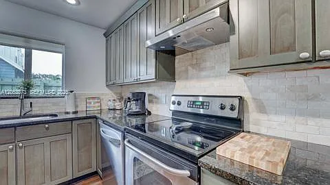 112 NE 10th Ave — Photo 35